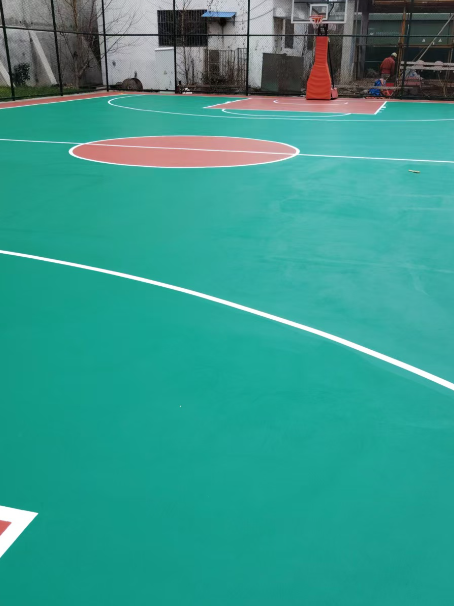 民丰 球场长期使用易出现地面开裂
